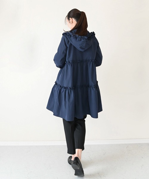Neige（ネージュ）の「撥水フリルティアードコート（その他アウター・レディース・ネイビー/ライトベージュ・ONE SIZE）」の8枚目の写真