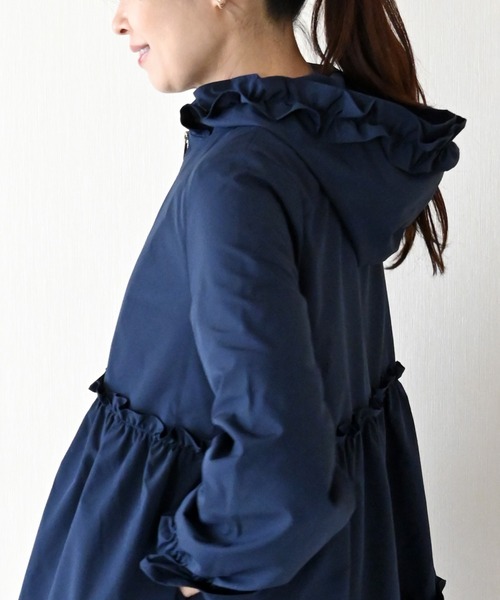 Neige（ネージュ）の「撥水フリルティアードコート（その他アウター・レディース・ネイビー/ライトベージュ・ONE SIZE）」の9枚目の写真