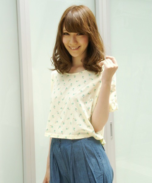 WEGO(ウィゴー)の「WEGO/ヤシの木総プリントショートTシャツ(Tシャツ/カットソー・レディース・イエロー/オフホワイト/ピンク・FREE)」の2枚目の写真