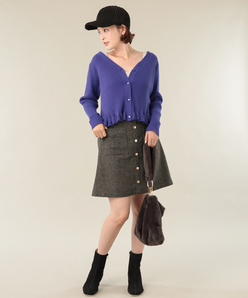 mystic(ミスティック)の「フロント釦台形スカート(スカート・レディース・チャコールグレー/レッド/ブラック・1/2)」の4枚目の写真