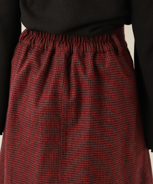 mystic(ミスティック)の「フロント釦台形スカート(スカート・レディース・チャコールグレー/レッド/ブラック・1/2)」の8枚目の写真