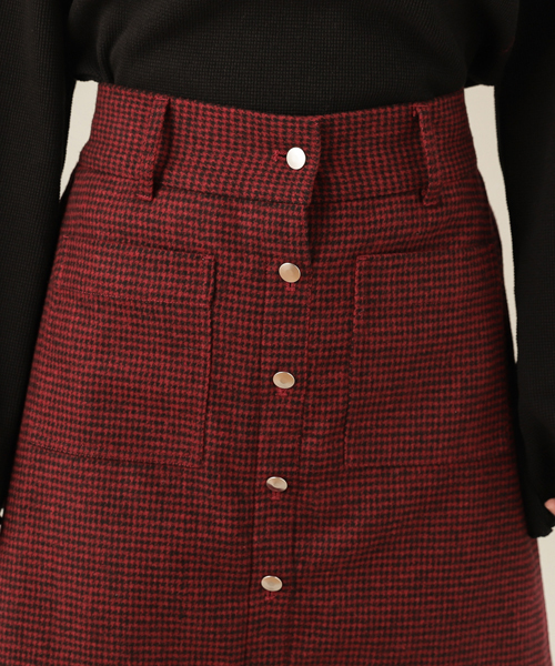 mystic(ミスティック)の「フロント釦台形スカート(スカート・レディース・チャコールグレー/レッド/ブラック・1/2)」の9枚目の写真