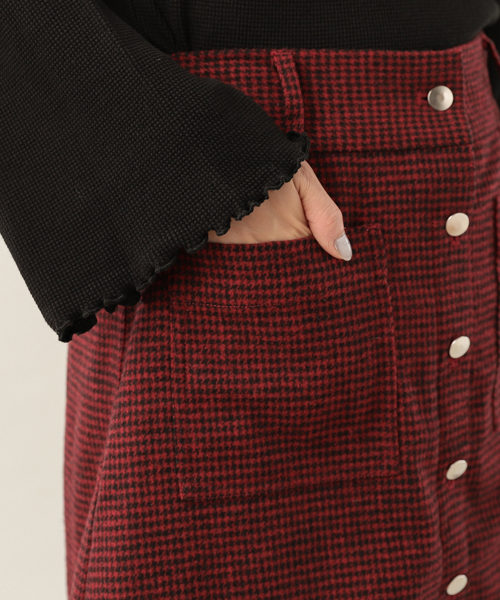 mystic(ミスティック)の「フロント釦台形スカート(スカート・レディース・チャコールグレー/レッド/ブラック・1/2)」の10枚目の写真