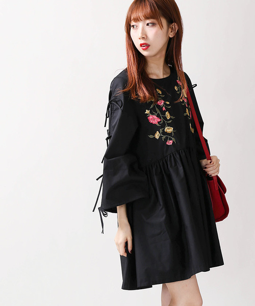 WEGO（ウィゴー）の「WEGO/リボンスリーブ刺繍ワンピース（ワンピース・レディース・ベージュ/ブラック・FREE）」の2枚目の写真