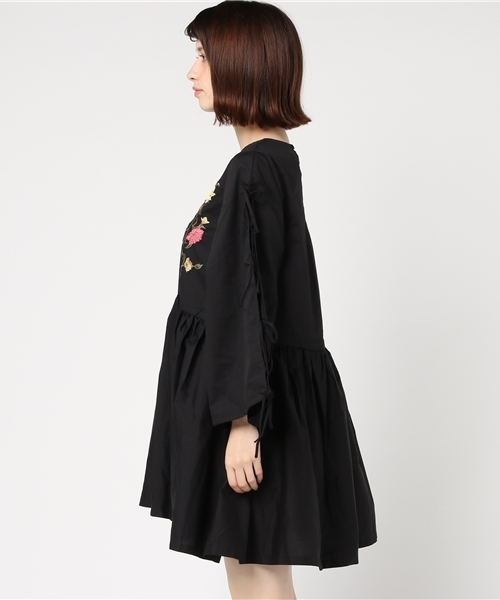 WEGO（ウィゴー）の「WEGO/リボンスリーブ刺繍ワンピース（ワンピース・レディース・ベージュ/ブラック・FREE）」の4枚目の写真