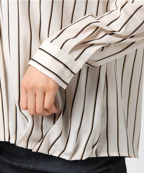 RIVE DROITE(リヴドロワ)の「フロントタックストライプシャツ(シャツ/ブラウス・レディース・オフホワイト/ネイビー/ベージュ・FREE)」の4枚目の写真