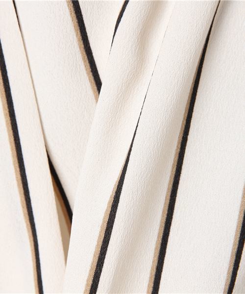 RIVE DROITE(リヴドロワ)の「フロントタックストライプシャツ(シャツ/ブラウス・レディース・オフホワイト/ネイビー/ベージュ・FREE)」の7枚目の写真