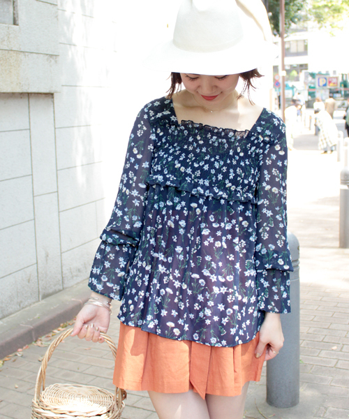 mysty woman(ミスティウーマン)の「花柄シャーリング入りブラウス(シャツ/ブラウス・レディース・オフホワイト/サックスブルー/ネイビー・FREE)」の1枚目の写真