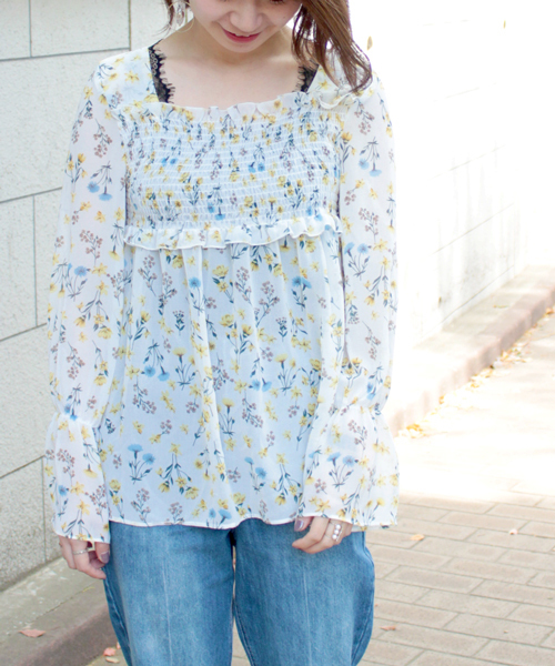 mysty woman(ミスティウーマン)の「花柄シャーリング入りブラウス(シャツ/ブラウス・レディース・オフホワイト/サックスブルー/ネイビー・FREE)」の2枚目の写真