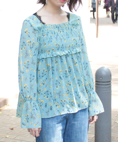 mysty woman(ミスティウーマン)の「花柄シャーリング入りブラウス(シャツ/ブラウス・レディース・オフホワイト/サックスブルー/ネイビー・FREE)」の3枚目の写真