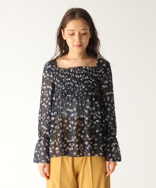 mysty woman(ミスティウーマン)の「花柄シャーリング入りブラウス(シャツ/ブラウス・レディース・オフホワイト/サックスブルー/ネイビー・FREE)」の11枚目の写真