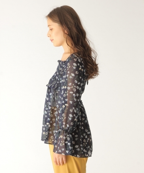 mysty woman(ミスティウーマン)の「花柄シャーリング入りブラウス(シャツ/ブラウス・レディース・オフホワイト/サックスブルー/ネイビー・FREE)」の14枚目の写真