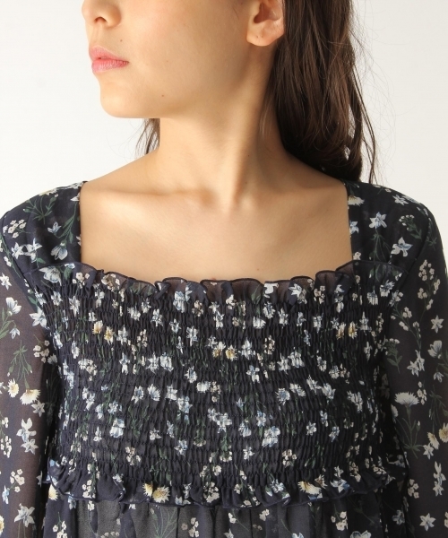 mysty woman(ミスティウーマン)の「花柄シャーリング入りブラウス(シャツ/ブラウス・レディース・オフホワイト/サックスブルー/ネイビー・FREE)」の18枚目の写真