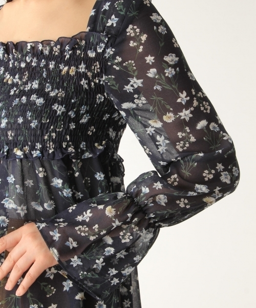 mysty woman(ミスティウーマン)の「花柄シャーリング入りブラウス(シャツ/ブラウス・レディース・オフホワイト/サックスブルー/ネイビー・FREE)」の10枚目の写真