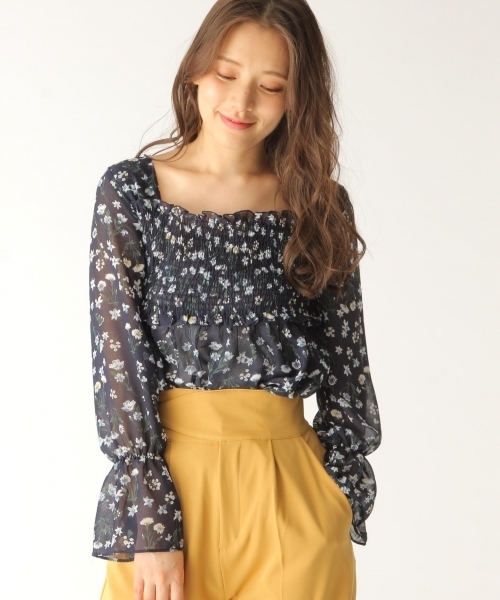 mysty woman(ミスティウーマン)の「花柄シャーリング入りブラウス(シャツ/ブラウス・レディース・オフホワイト/サックスブルー/ネイビー・FREE)」の8枚目の写真