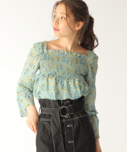 mysty woman(ミスティウーマン)の「花柄シャーリング入りブラウス(シャツ/ブラウス・レディース・オフホワイト/サックスブルー/ネイビー・FREE)」の7枚目の写真