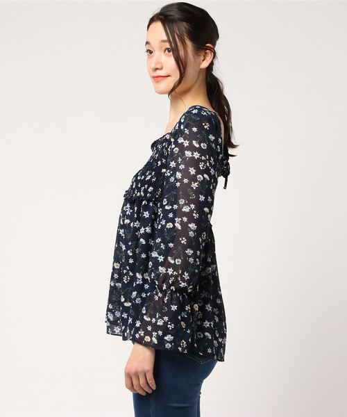 mysty woman(ミスティウーマン)の「花柄シャーリング入りブラウス(シャツ/ブラウス・レディース・オフホワイト/サックスブルー/ネイビー・FREE)」の4枚目の写真