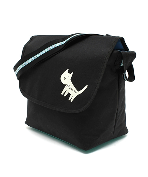 POU DOU DOU（プードゥドゥ）の「ナイロンにゃんこプリントメッセンジャーL（メッセンジャーバッグ・レディース・ブラック・F）」の3枚目の写真