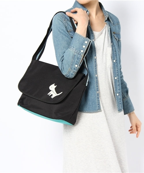 POU DOU DOU（プードゥドゥ）の「ナイロンにゃんこプリントメッセンジャーL（メッセンジャーバッグ・レディース・ブラック・F）」の2枚目の写真