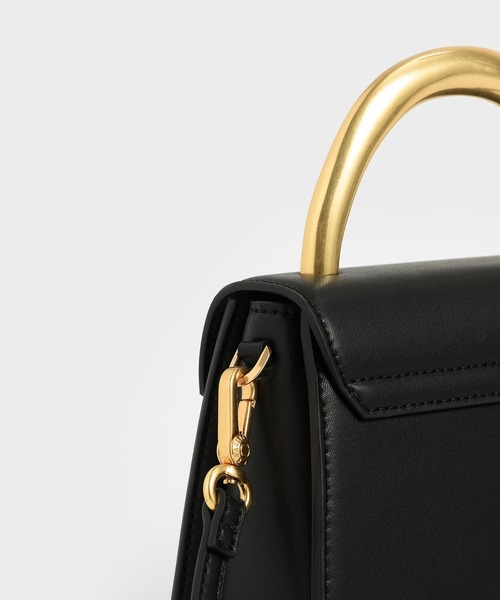 CHARLES & KEITH（チャールズ & キース）の「ツートーンアンギュラーフラップバッグ / Two-Tone Angular Flap Bag（ハンドバッグ・レディース・ブラック/ライトブラウン/ピンク・S）」の5枚目の写真