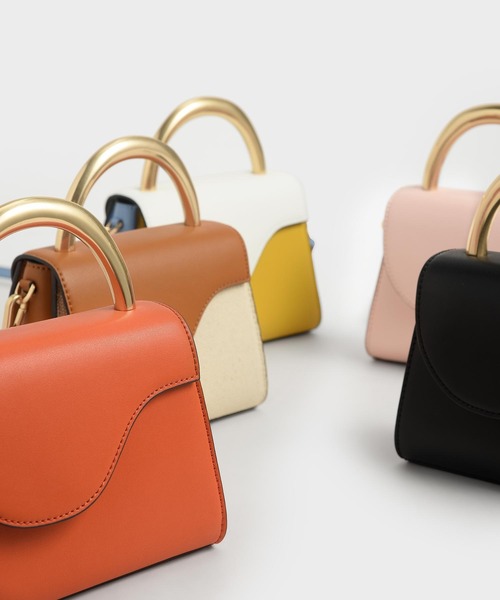 CHARLES & KEITH（チャールズ & キース）の「ツートーンアンギュラーフラップバッグ / Two-Tone Angular Flap Bag（ハンドバッグ・レディース・ブラック/ライトブラウン/ピンク・S）」の6枚目の写真