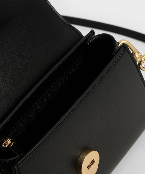 CHARLES & KEITH（チャールズ & キース）の「ツートーンアンギュラーフラップバッグ / Two-Tone Angular Flap Bag（ハンドバッグ・レディース・ブラック/ライトブラウン/ピンク・S）」の7枚目の写真