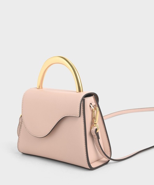 CHARLES & KEITH（チャールズ & キース）の「ツートーンアンギュラーフラップバッグ / Two-Tone Angular Flap Bag（ハンドバッグ・レディース・ブラック/ライトブラウン/ピンク・S）」の8枚目の写真
