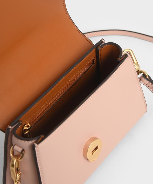 CHARLES & KEITH（チャールズ & キース）の「ツートーンアンギュラーフラップバッグ / Two-Tone Angular Flap Bag（ハンドバッグ・レディース・ブラック/ライトブラウン/ピンク・S）」の10枚目の写真