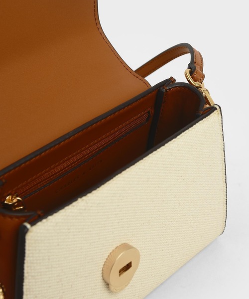 CHARLES & KEITH（チャールズ & キース）の「ツートーンアンギュラーフラップバッグ / Two-Tone Angular Flap Bag（ハンドバッグ・レディース・ブラック/ライトブラウン/ピンク・S）」の13枚目の写真