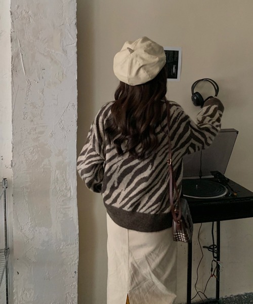 yuue' ( wear )（ユーイ）の「アニマル柄オーバーサイズニットトップス / ゼブラ柄クルーネックドロップショルダーニット（ニット/セーター・レディース・ブラック/ブラウン・FREE）」の7枚目の写真