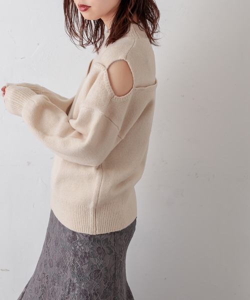 natural couture（ナチュラルクチュール）の「ショルダースリットブークレーニット（ニット/セーター・レディース・ベージュ/グレー/オフホワイト/グリーン・FREE）」の2枚目の写真