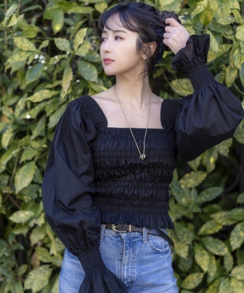 SHEER flow(シアーフロウ)の「【インフルエンサー Lizプロデュースアイテム】シャーリングブラウス(シャツ/ブラウス・レディース・ブラック/ホワイト・FREE)」の1枚目の写真