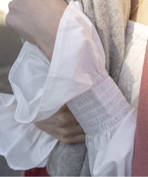 SHEER flow(シアーフロウ)の「【インフルエンサー Lizプロデュースアイテム】シャーリングブラウス(シャツ/ブラウス・レディース・ブラック/ホワイト・FREE)」の5枚目の写真