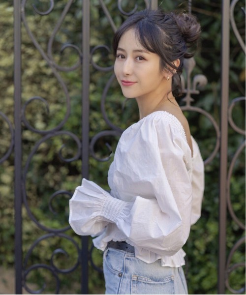 SHEER flow(シアーフロウ)の「【インフルエンサー Lizプロデュースアイテム】シャーリングブラウス(シャツ/ブラウス・レディース・ブラック/ホワイト・FREE)」の9枚目の写真