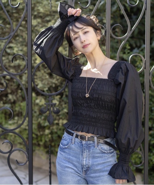 SHEER flow(シアーフロウ)の「【インフルエンサー Lizプロデュースアイテム】シャーリングブラウス(シャツ/ブラウス・レディース・ブラック/ホワイト・FREE)」の4枚目の写真