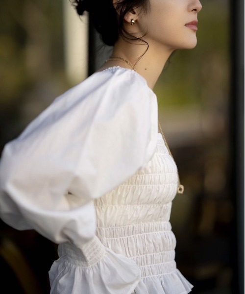 SHEER flow(シアーフロウ)の「【インフルエンサー Lizプロデュースアイテム】シャーリングブラウス(シャツ/ブラウス・レディース・ブラック/ホワイト・FREE)」の7枚目の写真