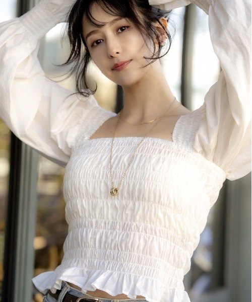 SHEER flow(シアーフロウ)の「【インフルエンサー Lizプロデュースアイテム】シャーリングブラウス(シャツ/ブラウス・レディース・ブラック/ホワイト・FREE)」の3枚目の写真