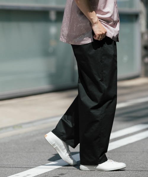 ITEMS URBANRESEARCH（アイテムズ アーバンリサーチ）の「2タック ワイドパンツ（その他パンツ・メンズ・ブラック/ダークグレー/グレー/ベージュ・MEDIUM/SMALL/LARGE）」の2枚目の写真