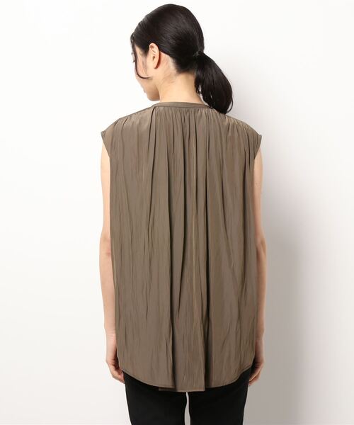 OUVRAGE CLASSE（ウヴラージュクラス）の「ギャザーノースリーブブラウス（シャツ/ブラウス・レディース・アイボリー/モカ/グレイッシュベージュ・FREE）」の5枚目の写真