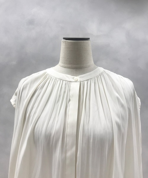 OUVRAGE CLASSE（ウヴラージュクラス）の「ギャザーノースリーブブラウス（シャツ/ブラウス・レディース・アイボリー/モカ/グレイッシュベージュ・FREE）」の8枚目の写真