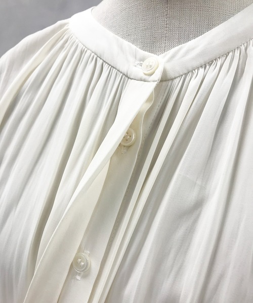OUVRAGE CLASSE（ウヴラージュクラス）の「ギャザーノースリーブブラウス（シャツ/ブラウス・レディース・アイボリー/モカ/グレイッシュベージュ・FREE）」の9枚目の写真