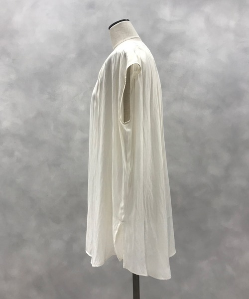 OUVRAGE CLASSE（ウヴラージュクラス）の「ギャザーノースリーブブラウス（シャツ/ブラウス・レディース・アイボリー/モカ/グレイッシュベージュ・FREE）」の11枚目の写真