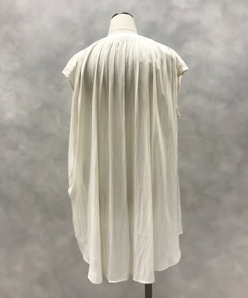 OUVRAGE CLASSE（ウヴラージュクラス）の「ギャザーノースリーブブラウス（シャツ/ブラウス・レディース・アイボリー/モカ/グレイッシュベージュ・FREE）」の12枚目の写真