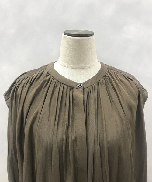 OUVRAGE CLASSE（ウヴラージュクラス）の「ギャザーノースリーブブラウス（シャツ/ブラウス・レディース・アイボリー/モカ/グレイッシュベージュ・FREE）」の15枚目の写真