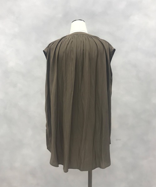 OUVRAGE CLASSE（ウヴラージュクラス）の「ギャザーノースリーブブラウス（シャツ/ブラウス・レディース・アイボリー/モカ/グレイッシュベージュ・FREE）」の17枚目の写真