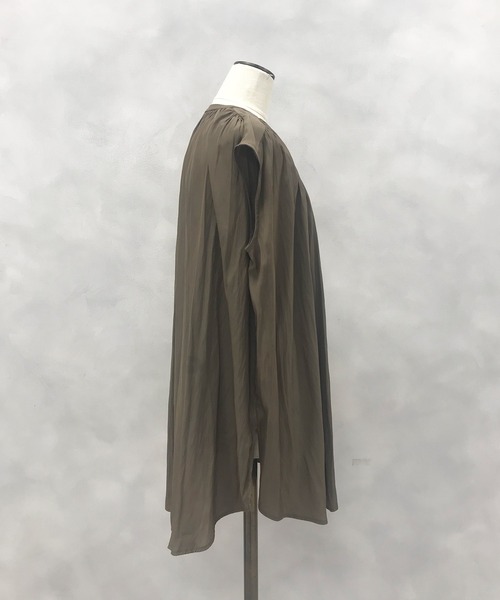 OUVRAGE CLASSE（ウヴラージュクラス）の「ギャザーノースリーブブラウス（シャツ/ブラウス・レディース・アイボリー/モカ/グレイッシュベージュ・FREE）」の18枚目の写真