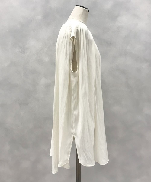 OUVRAGE CLASSE（ウヴラージュクラス）の「ギャザーノースリーブブラウス（シャツ/ブラウス・レディース・アイボリー/モカ/グレイッシュベージュ・FREE）」の13枚目の写真