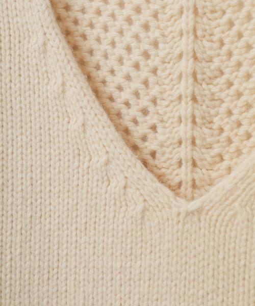 CLANE（クラネ）の「BACK OPEN CABLE V NECK KNIT TOPS（ニット/セーター・レディース・ホワイト/ブラック/ピンク・1/2）」の14枚目の写真