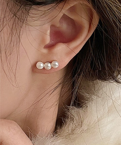 Futier land(フューティアランド)の「3パールチビピアス(ピアス(両耳用)・レディース・ゴールド・FREE)」の1枚目の写真