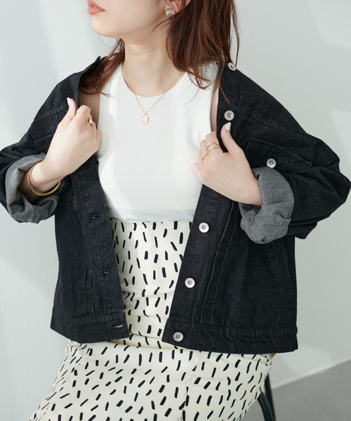 natural couture(ナチュラルクチュール)の「程よい抜け感が魅力 ピンタックデザインバンドカラーGジャン(デニムジャケット・レディース・ブラック/インディゴブルー/アイボリー・FREE)」の3枚目の写真